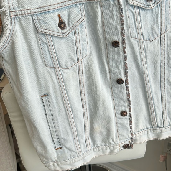 Levi’s Trucker Upcycled Lightwash Denim Vest Red Paisley Bandana Print Unisex - Picture 4 of 17